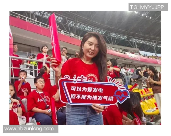 足球明星用手比爱心传递温暖与希望的感人瞬间